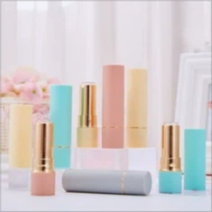 Pielāgoti lūpu krāsu konteineri